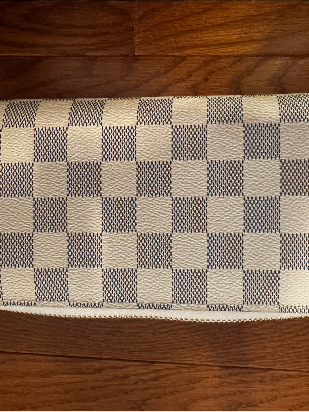 Woman’s wallet zipper closure